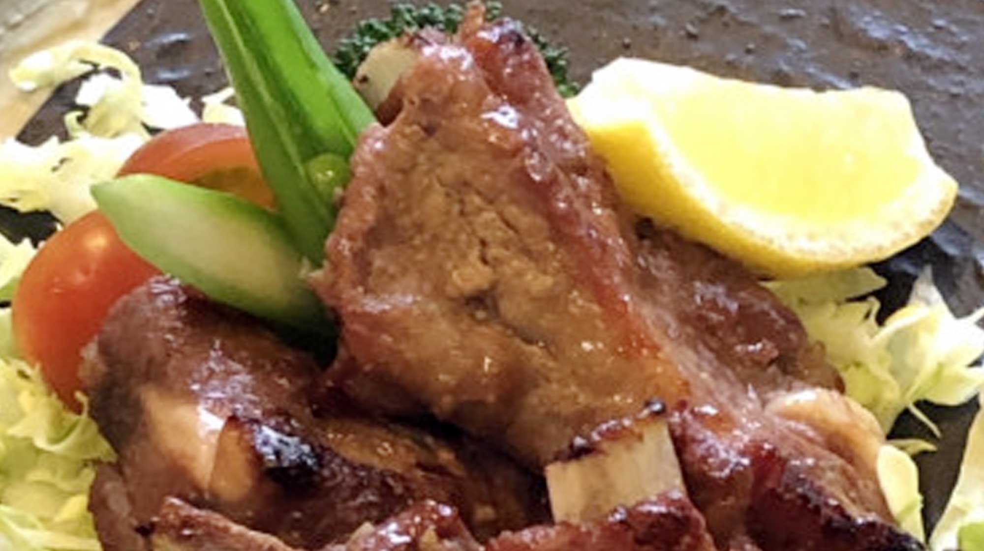 特製のタレに漬け込んで焼いたスペアリブです
